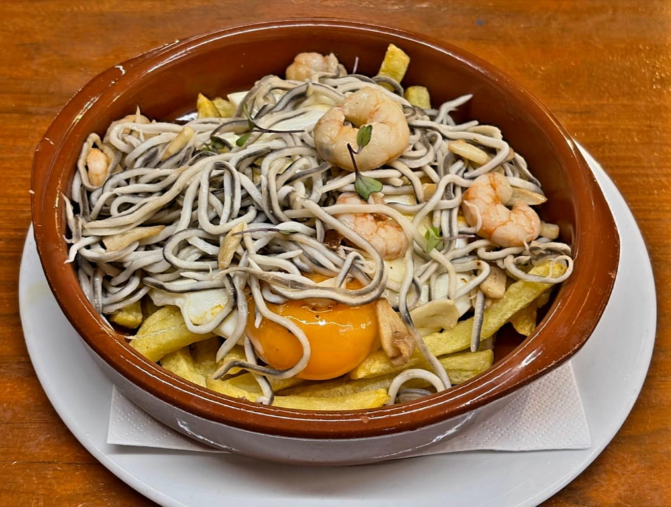 CAZUELA DE HUEVOS ROTOS CON GULAS,GAMBAS AL AJILLO Y UN TOQUE DE CURRY en Matalafer